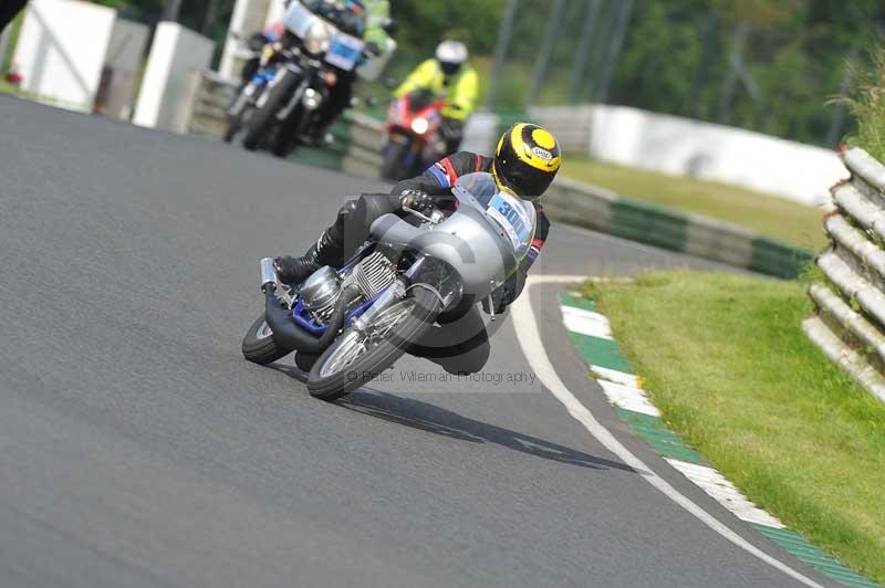 Mallory park Leicestershire;Mallory park photographs;Motorcycle action photographs;classic bikes;event digital images;eventdigitalimages;mallory park;no limits trackday;peter wileman photography;vintage bikes;vintage motorcycles;vmcc festival 1000 bikes