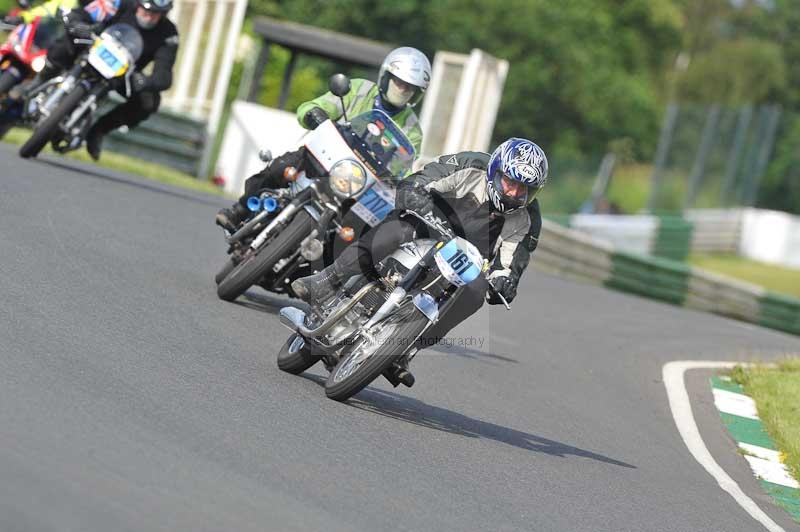 Mallory park Leicestershire;Mallory park photographs;Motorcycle action photographs;classic bikes;event digital images;eventdigitalimages;mallory park;no limits trackday;peter wileman photography;vintage bikes;vintage motorcycles;vmcc festival 1000 bikes