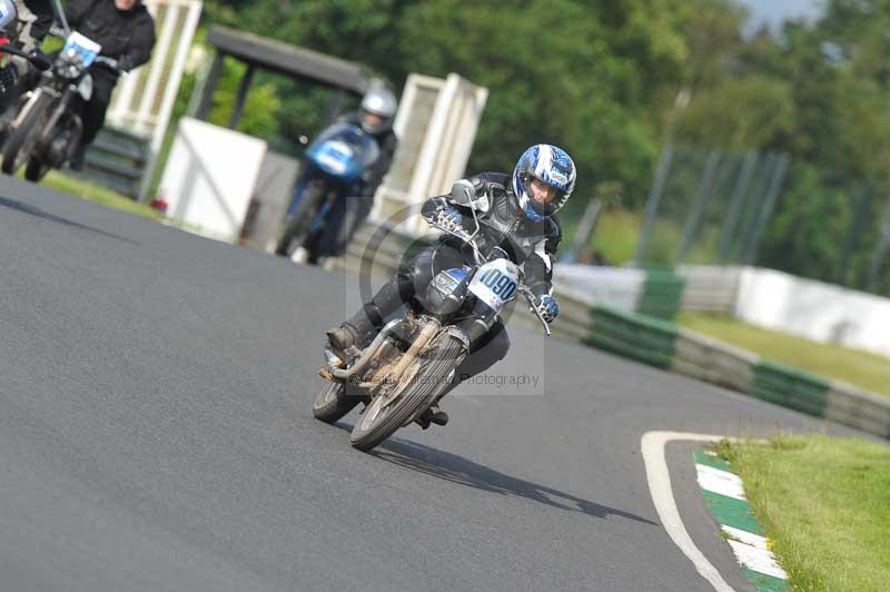 Mallory park Leicestershire;Mallory park photographs;Motorcycle action photographs;classic bikes;event digital images;eventdigitalimages;mallory park;no limits trackday;peter wileman photography;vintage bikes;vintage motorcycles;vmcc festival 1000 bikes