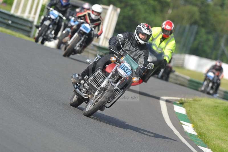 Mallory park Leicestershire;Mallory park photographs;Motorcycle action photographs;classic bikes;event digital images;eventdigitalimages;mallory park;no limits trackday;peter wileman photography;vintage bikes;vintage motorcycles;vmcc festival 1000 bikes