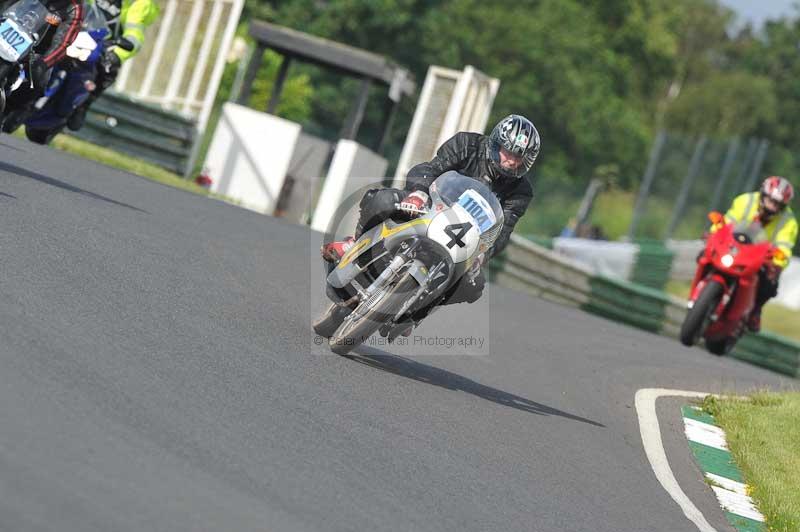 Mallory park Leicestershire;Mallory park photographs;Motorcycle action photographs;classic bikes;event digital images;eventdigitalimages;mallory park;no limits trackday;peter wileman photography;vintage bikes;vintage motorcycles;vmcc festival 1000 bikes