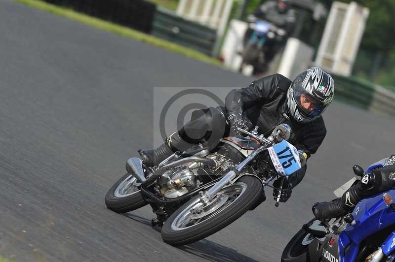 Mallory park Leicestershire;Mallory park photographs;Motorcycle action photographs;classic bikes;event digital images;eventdigitalimages;mallory park;no limits trackday;peter wileman photography;vintage bikes;vintage motorcycles;vmcc festival 1000 bikes