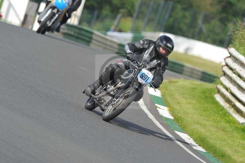 Mallory park Leicestershire;Mallory park photographs;Motorcycle action photographs;classic bikes;event digital images;eventdigitalimages;mallory park;no limits trackday;peter wileman photography;vintage bikes;vintage motorcycles;vmcc festival 1000 bikes