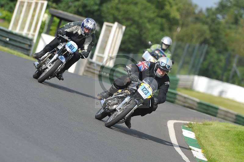 Mallory park Leicestershire;Mallory park photographs;Motorcycle action photographs;classic bikes;event digital images;eventdigitalimages;mallory park;no limits trackday;peter wileman photography;vintage bikes;vintage motorcycles;vmcc festival 1000 bikes