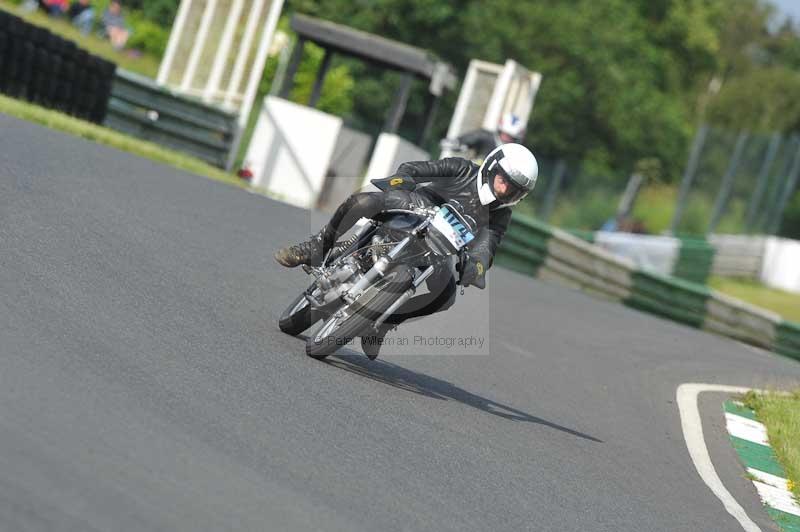 Mallory park Leicestershire;Mallory park photographs;Motorcycle action photographs;classic bikes;event digital images;eventdigitalimages;mallory park;no limits trackday;peter wileman photography;vintage bikes;vintage motorcycles;vmcc festival 1000 bikes