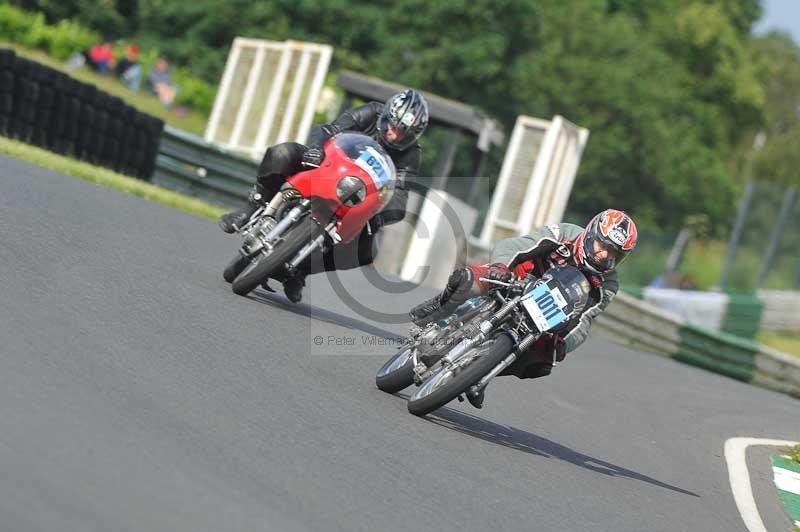 Mallory park Leicestershire;Mallory park photographs;Motorcycle action photographs;classic bikes;event digital images;eventdigitalimages;mallory park;no limits trackday;peter wileman photography;vintage bikes;vintage motorcycles;vmcc festival 1000 bikes