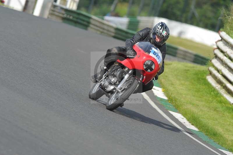 Mallory park Leicestershire;Mallory park photographs;Motorcycle action photographs;classic bikes;event digital images;eventdigitalimages;mallory park;no limits trackday;peter wileman photography;vintage bikes;vintage motorcycles;vmcc festival 1000 bikes