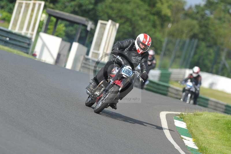 Mallory park Leicestershire;Mallory park photographs;Motorcycle action photographs;classic bikes;event digital images;eventdigitalimages;mallory park;no limits trackday;peter wileman photography;vintage bikes;vintage motorcycles;vmcc festival 1000 bikes