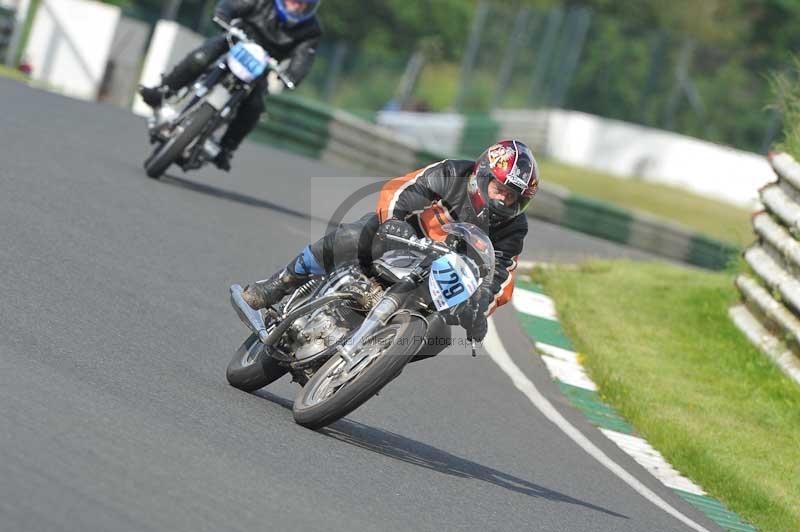 Mallory park Leicestershire;Mallory park photographs;Motorcycle action photographs;classic bikes;event digital images;eventdigitalimages;mallory park;no limits trackday;peter wileman photography;vintage bikes;vintage motorcycles;vmcc festival 1000 bikes