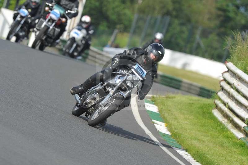 Mallory park Leicestershire;Mallory park photographs;Motorcycle action photographs;classic bikes;event digital images;eventdigitalimages;mallory park;no limits trackday;peter wileman photography;vintage bikes;vintage motorcycles;vmcc festival 1000 bikes