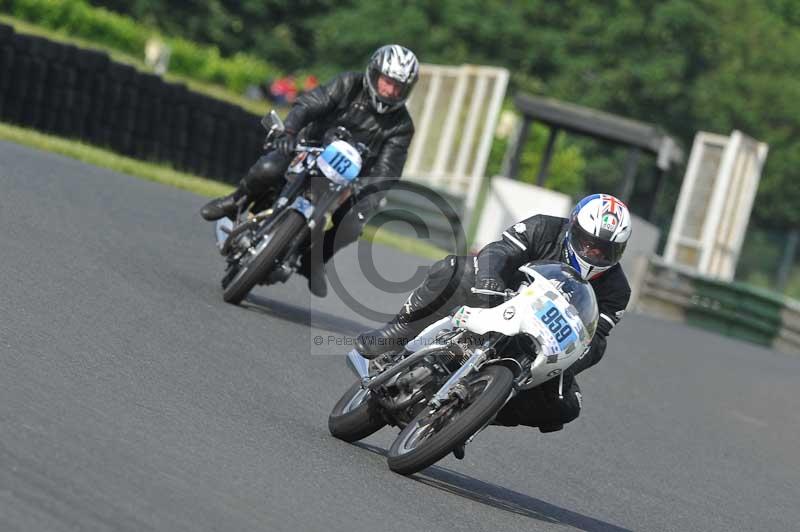 Mallory park Leicestershire;Mallory park photographs;Motorcycle action photographs;classic bikes;event digital images;eventdigitalimages;mallory park;no limits trackday;peter wileman photography;vintage bikes;vintage motorcycles;vmcc festival 1000 bikes