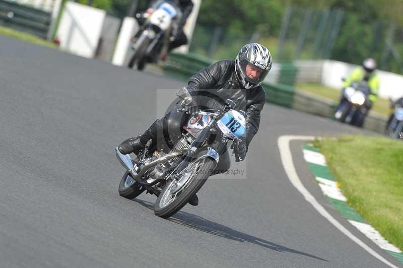 Mallory park Leicestershire;Mallory park photographs;Motorcycle action photographs;classic bikes;event digital images;eventdigitalimages;mallory park;no limits trackday;peter wileman photography;vintage bikes;vintage motorcycles;vmcc festival 1000 bikes