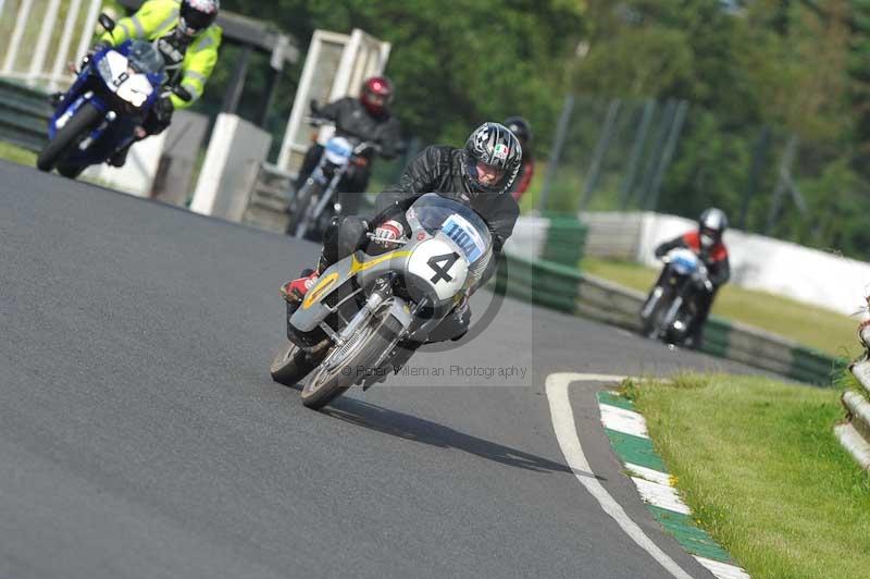 Mallory park Leicestershire;Mallory park photographs;Motorcycle action photographs;classic bikes;event digital images;eventdigitalimages;mallory park;no limits trackday;peter wileman photography;vintage bikes;vintage motorcycles;vmcc festival 1000 bikes