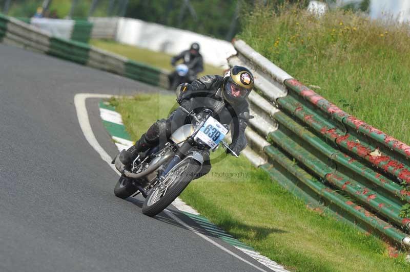 Mallory park Leicestershire;Mallory park photographs;Motorcycle action photographs;classic bikes;event digital images;eventdigitalimages;mallory park;no limits trackday;peter wileman photography;vintage bikes;vintage motorcycles;vmcc festival 1000 bikes