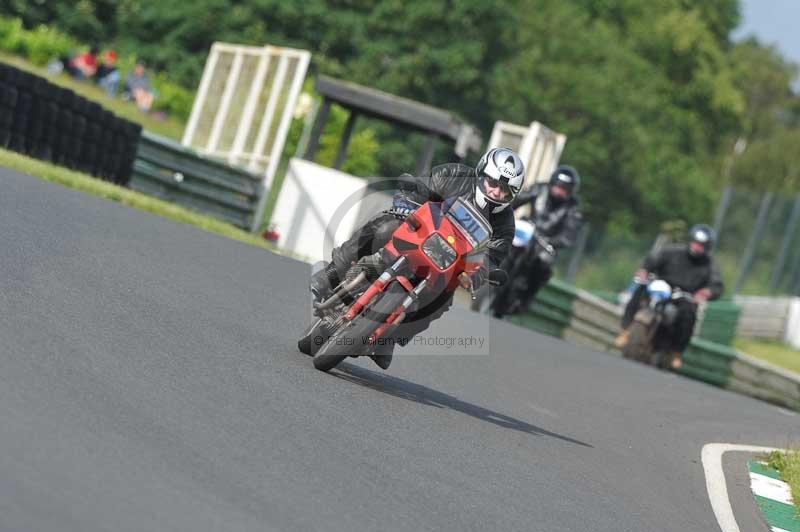 Mallory park Leicestershire;Mallory park photographs;Motorcycle action photographs;classic bikes;event digital images;eventdigitalimages;mallory park;no limits trackday;peter wileman photography;vintage bikes;vintage motorcycles;vmcc festival 1000 bikes