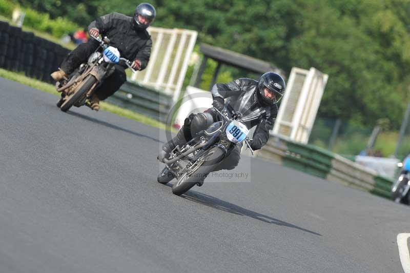 Mallory park Leicestershire;Mallory park photographs;Motorcycle action photographs;classic bikes;event digital images;eventdigitalimages;mallory park;no limits trackday;peter wileman photography;vintage bikes;vintage motorcycles;vmcc festival 1000 bikes