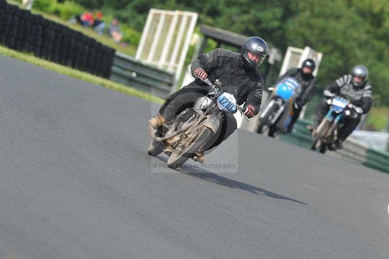 Mallory park Leicestershire;Mallory park photographs;Motorcycle action photographs;classic bikes;event digital images;eventdigitalimages;mallory park;no limits trackday;peter wileman photography;vintage bikes;vintage motorcycles;vmcc festival 1000 bikes