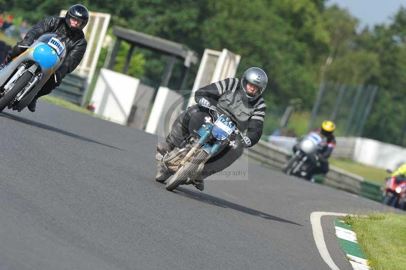 Mallory park Leicestershire;Mallory park photographs;Motorcycle action photographs;classic bikes;event digital images;eventdigitalimages;mallory park;no limits trackday;peter wileman photography;vintage bikes;vintage motorcycles;vmcc festival 1000 bikes