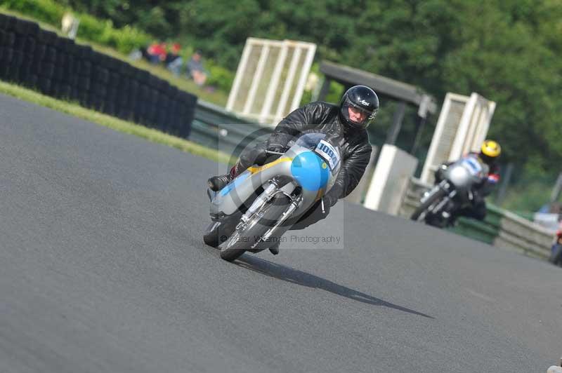 Mallory park Leicestershire;Mallory park photographs;Motorcycle action photographs;classic bikes;event digital images;eventdigitalimages;mallory park;no limits trackday;peter wileman photography;vintage bikes;vintage motorcycles;vmcc festival 1000 bikes