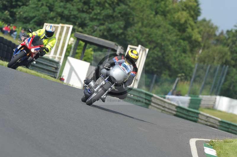 Mallory park Leicestershire;Mallory park photographs;Motorcycle action photographs;classic bikes;event digital images;eventdigitalimages;mallory park;no limits trackday;peter wileman photography;vintage bikes;vintage motorcycles;vmcc festival 1000 bikes