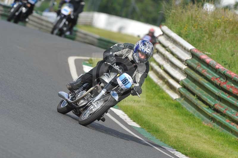 Mallory park Leicestershire;Mallory park photographs;Motorcycle action photographs;classic bikes;event digital images;eventdigitalimages;mallory park;no limits trackday;peter wileman photography;vintage bikes;vintage motorcycles;vmcc festival 1000 bikes