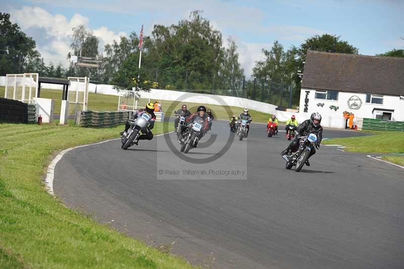 Mallory park Leicestershire;Mallory park photographs;Motorcycle action photographs;classic bikes;event digital images;eventdigitalimages;mallory park;no limits trackday;peter wileman photography;vintage bikes;vintage motorcycles;vmcc festival 1000 bikes