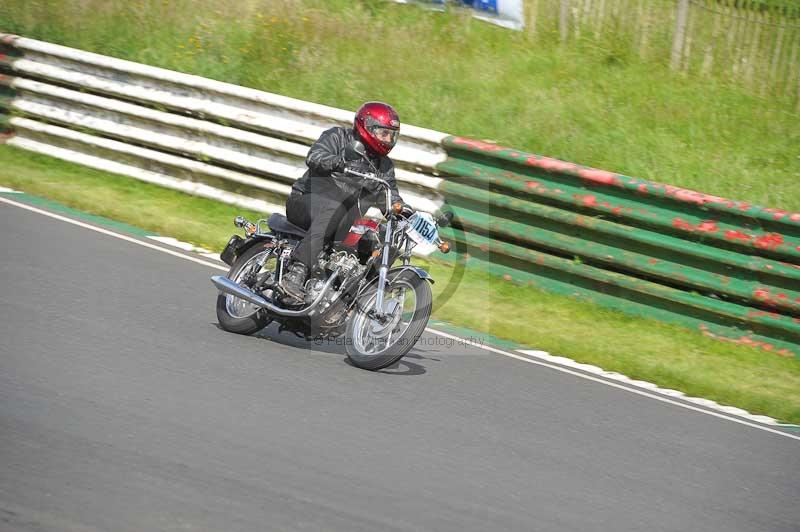 Mallory park Leicestershire;Mallory park photographs;Motorcycle action photographs;classic bikes;event digital images;eventdigitalimages;mallory park;no limits trackday;peter wileman photography;vintage bikes;vintage motorcycles;vmcc festival 1000 bikes