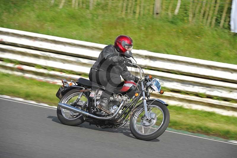 Mallory park Leicestershire;Mallory park photographs;Motorcycle action photographs;classic bikes;event digital images;eventdigitalimages;mallory park;no limits trackday;peter wileman photography;vintage bikes;vintage motorcycles;vmcc festival 1000 bikes