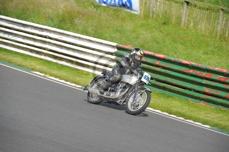 Mallory park Leicestershire;Mallory park photographs;Motorcycle action photographs;classic bikes;event digital images;eventdigitalimages;mallory park;no limits trackday;peter wileman photography;vintage bikes;vintage motorcycles;vmcc festival 1000 bikes