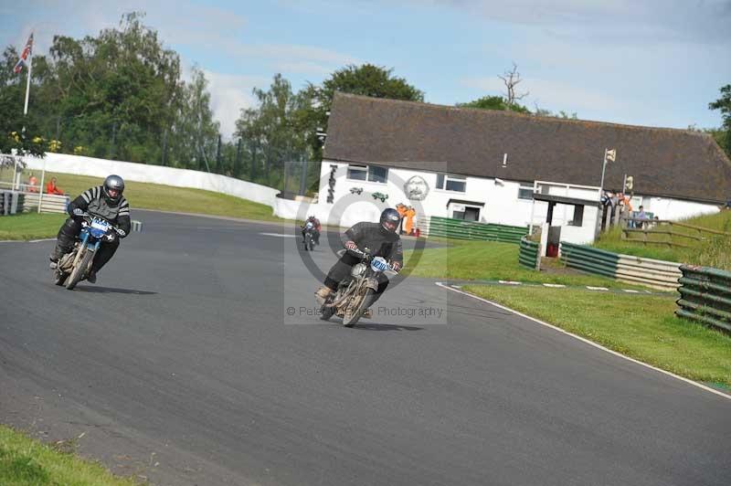 Mallory park Leicestershire;Mallory park photographs;Motorcycle action photographs;classic bikes;event digital images;eventdigitalimages;mallory park;no limits trackday;peter wileman photography;vintage bikes;vintage motorcycles;vmcc festival 1000 bikes