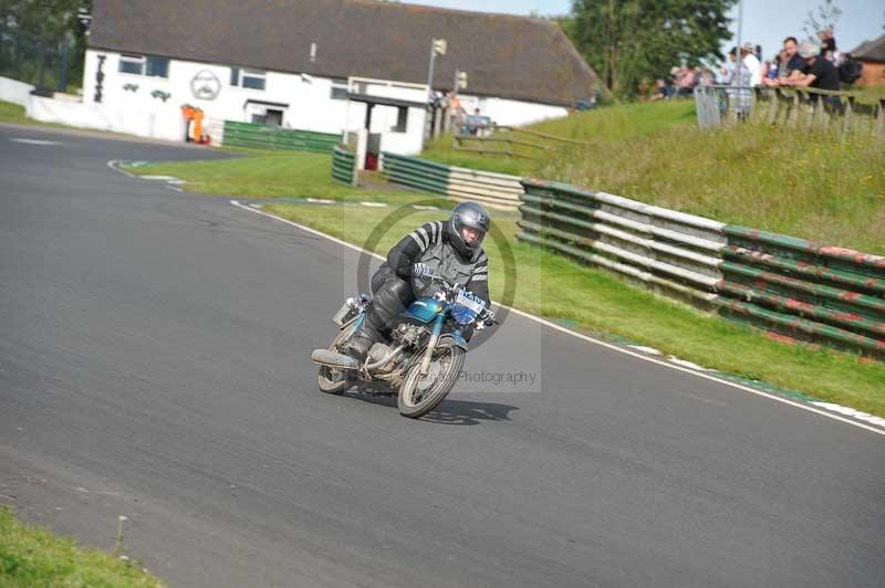 Mallory park Leicestershire;Mallory park photographs;Motorcycle action photographs;classic bikes;event digital images;eventdigitalimages;mallory park;no limits trackday;peter wileman photography;vintage bikes;vintage motorcycles;vmcc festival 1000 bikes