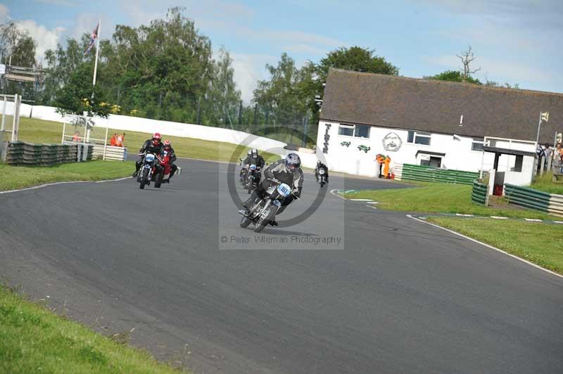 Mallory park Leicestershire;Mallory park photographs;Motorcycle action photographs;classic bikes;event digital images;eventdigitalimages;mallory park;no limits trackday;peter wileman photography;vintage bikes;vintage motorcycles;vmcc festival 1000 bikes