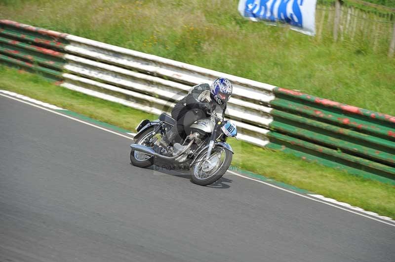 Mallory park Leicestershire;Mallory park photographs;Motorcycle action photographs;classic bikes;event digital images;eventdigitalimages;mallory park;no limits trackday;peter wileman photography;vintage bikes;vintage motorcycles;vmcc festival 1000 bikes