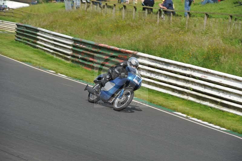 Mallory park Leicestershire;Mallory park photographs;Motorcycle action photographs;classic bikes;event digital images;eventdigitalimages;mallory park;no limits trackday;peter wileman photography;vintage bikes;vintage motorcycles;vmcc festival 1000 bikes