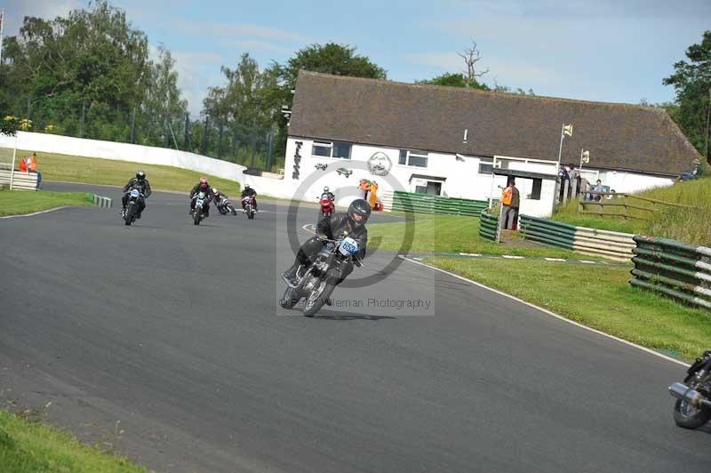 Mallory park Leicestershire;Mallory park photographs;Motorcycle action photographs;classic bikes;event digital images;eventdigitalimages;mallory park;no limits trackday;peter wileman photography;vintage bikes;vintage motorcycles;vmcc festival 1000 bikes