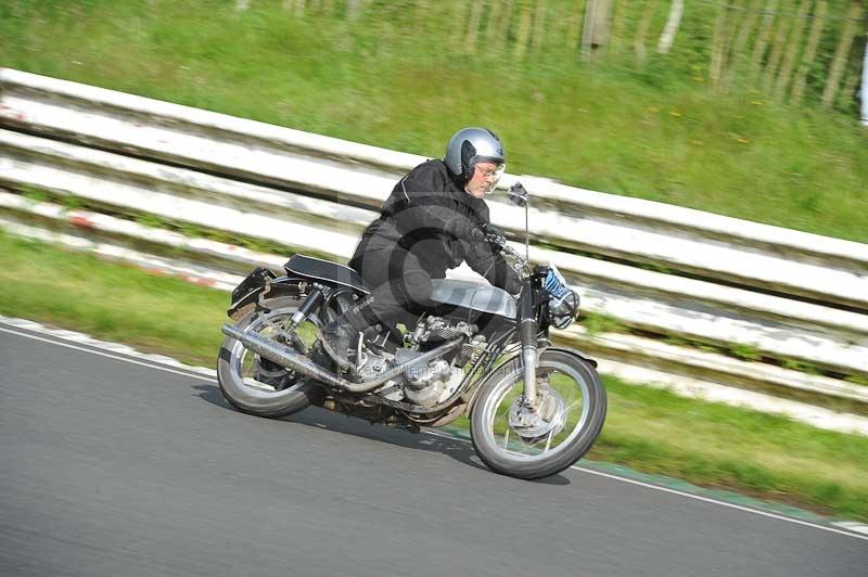 Mallory park Leicestershire;Mallory park photographs;Motorcycle action photographs;classic bikes;event digital images;eventdigitalimages;mallory park;no limits trackday;peter wileman photography;vintage bikes;vintage motorcycles;vmcc festival 1000 bikes