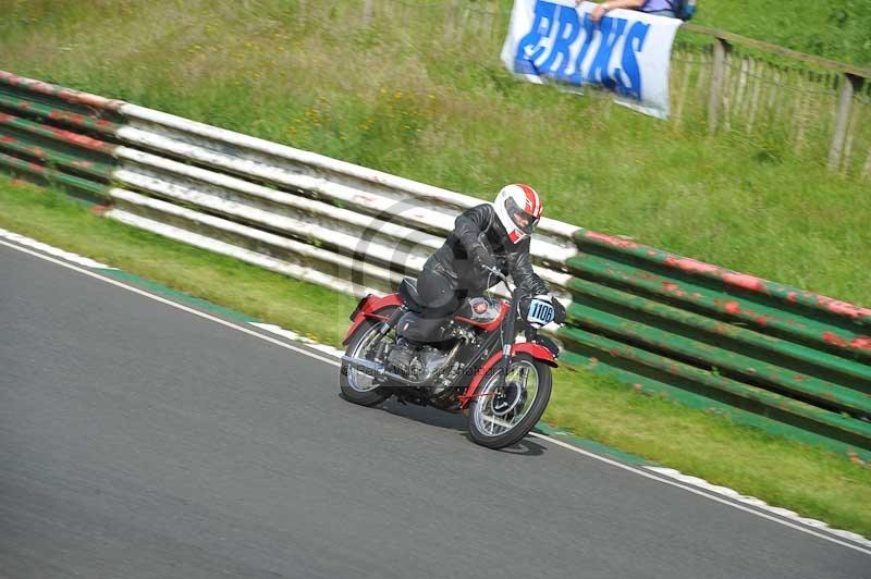 Mallory park Leicestershire;Mallory park photographs;Motorcycle action photographs;classic bikes;event digital images;eventdigitalimages;mallory park;no limits trackday;peter wileman photography;vintage bikes;vintage motorcycles;vmcc festival 1000 bikes