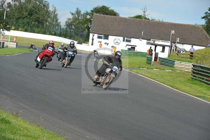 Mallory park Leicestershire;Mallory park photographs;Motorcycle action photographs;classic bikes;event digital images;eventdigitalimages;mallory park;no limits trackday;peter wileman photography;vintage bikes;vintage motorcycles;vmcc festival 1000 bikes