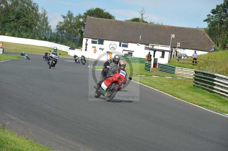 Mallory park Leicestershire;Mallory park photographs;Motorcycle action photographs;classic bikes;event digital images;eventdigitalimages;mallory park;no limits trackday;peter wileman photography;vintage bikes;vintage motorcycles;vmcc festival 1000 bikes