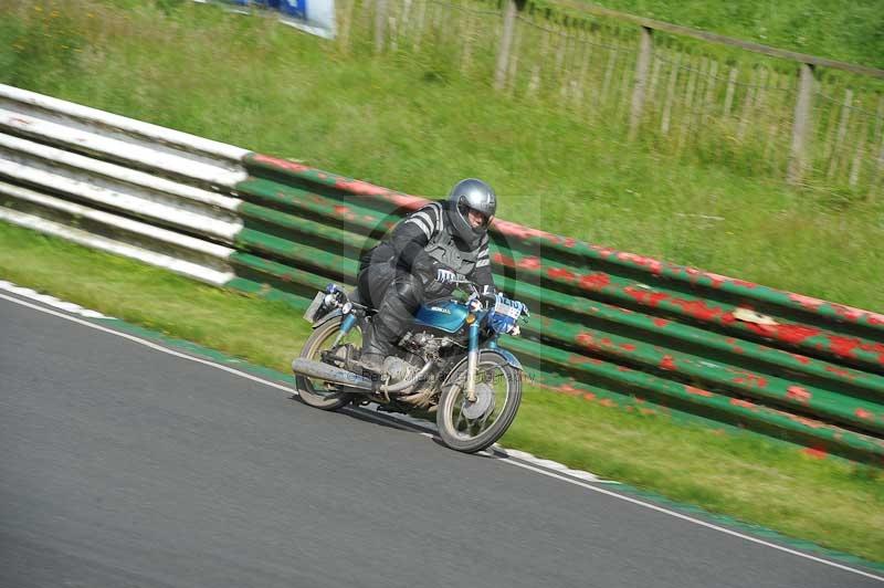 Mallory park Leicestershire;Mallory park photographs;Motorcycle action photographs;classic bikes;event digital images;eventdigitalimages;mallory park;no limits trackday;peter wileman photography;vintage bikes;vintage motorcycles;vmcc festival 1000 bikes