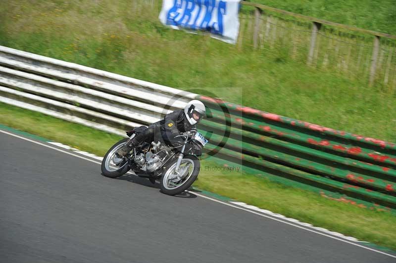 Mallory park Leicestershire;Mallory park photographs;Motorcycle action photographs;classic bikes;event digital images;eventdigitalimages;mallory park;no limits trackday;peter wileman photography;vintage bikes;vintage motorcycles;vmcc festival 1000 bikes