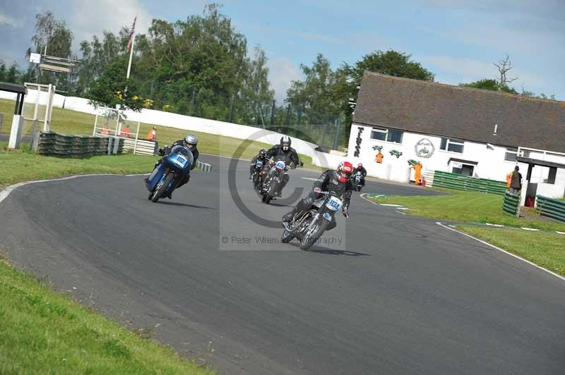 Mallory park Leicestershire;Mallory park photographs;Motorcycle action photographs;classic bikes;event digital images;eventdigitalimages;mallory park;no limits trackday;peter wileman photography;vintage bikes;vintage motorcycles;vmcc festival 1000 bikes