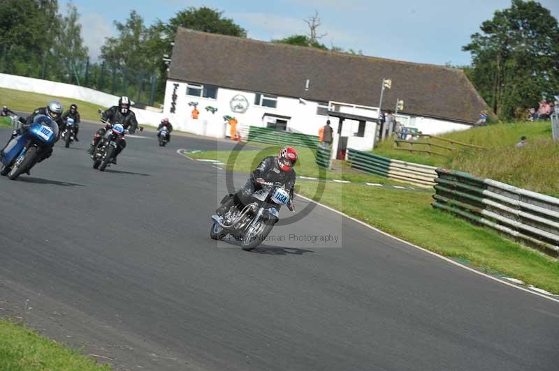 Mallory park Leicestershire;Mallory park photographs;Motorcycle action photographs;classic bikes;event digital images;eventdigitalimages;mallory park;no limits trackday;peter wileman photography;vintage bikes;vintage motorcycles;vmcc festival 1000 bikes