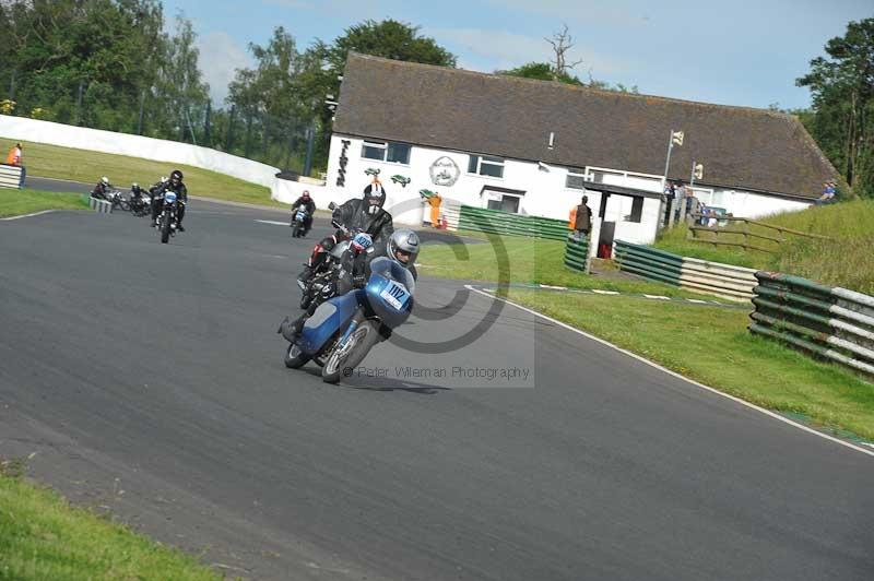 Mallory park Leicestershire;Mallory park photographs;Motorcycle action photographs;classic bikes;event digital images;eventdigitalimages;mallory park;no limits trackday;peter wileman photography;vintage bikes;vintage motorcycles;vmcc festival 1000 bikes