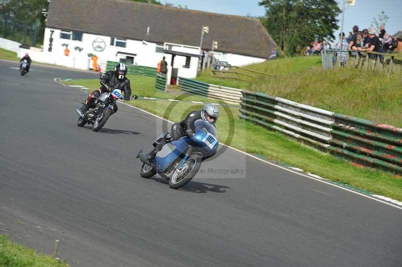 Mallory park Leicestershire;Mallory park photographs;Motorcycle action photographs;classic bikes;event digital images;eventdigitalimages;mallory park;no limits trackday;peter wileman photography;vintage bikes;vintage motorcycles;vmcc festival 1000 bikes