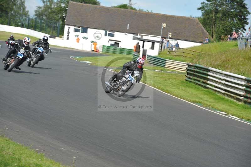 Mallory park Leicestershire;Mallory park photographs;Motorcycle action photographs;classic bikes;event digital images;eventdigitalimages;mallory park;no limits trackday;peter wileman photography;vintage bikes;vintage motorcycles;vmcc festival 1000 bikes