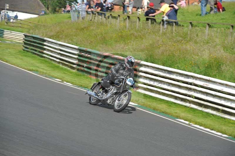 Mallory park Leicestershire;Mallory park photographs;Motorcycle action photographs;classic bikes;event digital images;eventdigitalimages;mallory park;no limits trackday;peter wileman photography;vintage bikes;vintage motorcycles;vmcc festival 1000 bikes