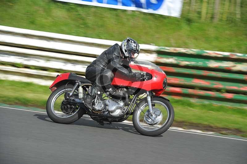 Mallory park Leicestershire;Mallory park photographs;Motorcycle action photographs;classic bikes;event digital images;eventdigitalimages;mallory park;no limits trackday;peter wileman photography;vintage bikes;vintage motorcycles;vmcc festival 1000 bikes