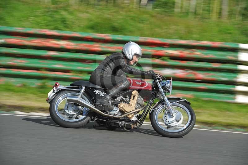 Mallory park Leicestershire;Mallory park photographs;Motorcycle action photographs;classic bikes;event digital images;eventdigitalimages;mallory park;no limits trackday;peter wileman photography;vintage bikes;vintage motorcycles;vmcc festival 1000 bikes