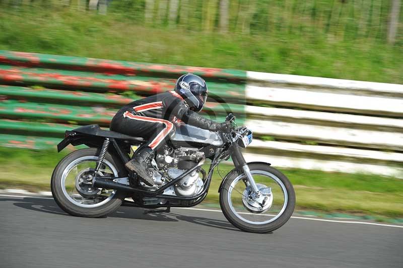 Mallory park Leicestershire;Mallory park photographs;Motorcycle action photographs;classic bikes;event digital images;eventdigitalimages;mallory park;no limits trackday;peter wileman photography;vintage bikes;vintage motorcycles;vmcc festival 1000 bikes